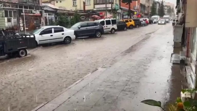 Sarıkamış’ta sağanak yağış Caddeler göle döndü